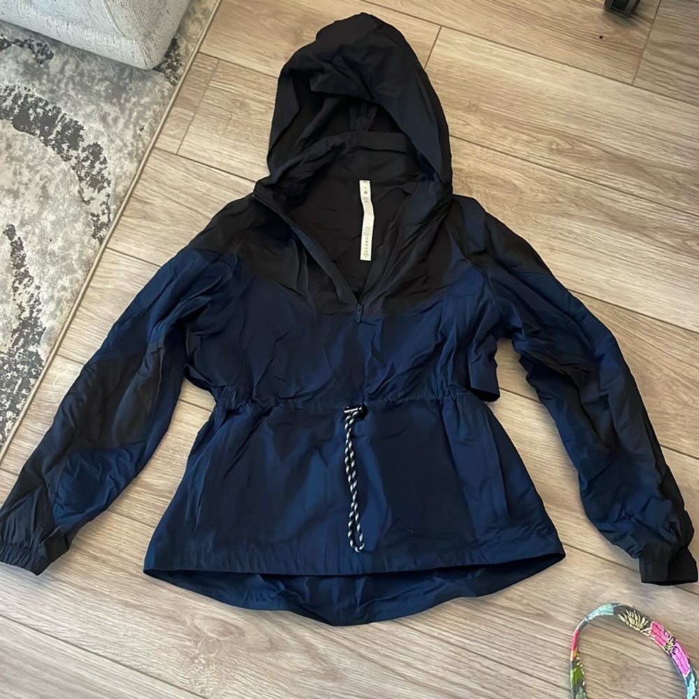 Lululemon wind breaker size 8